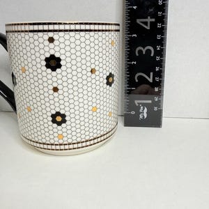 Anthropologie The Bistro Taza de cerámica con monograma de azulejos de panal y baño de oro de 24k imagen 11