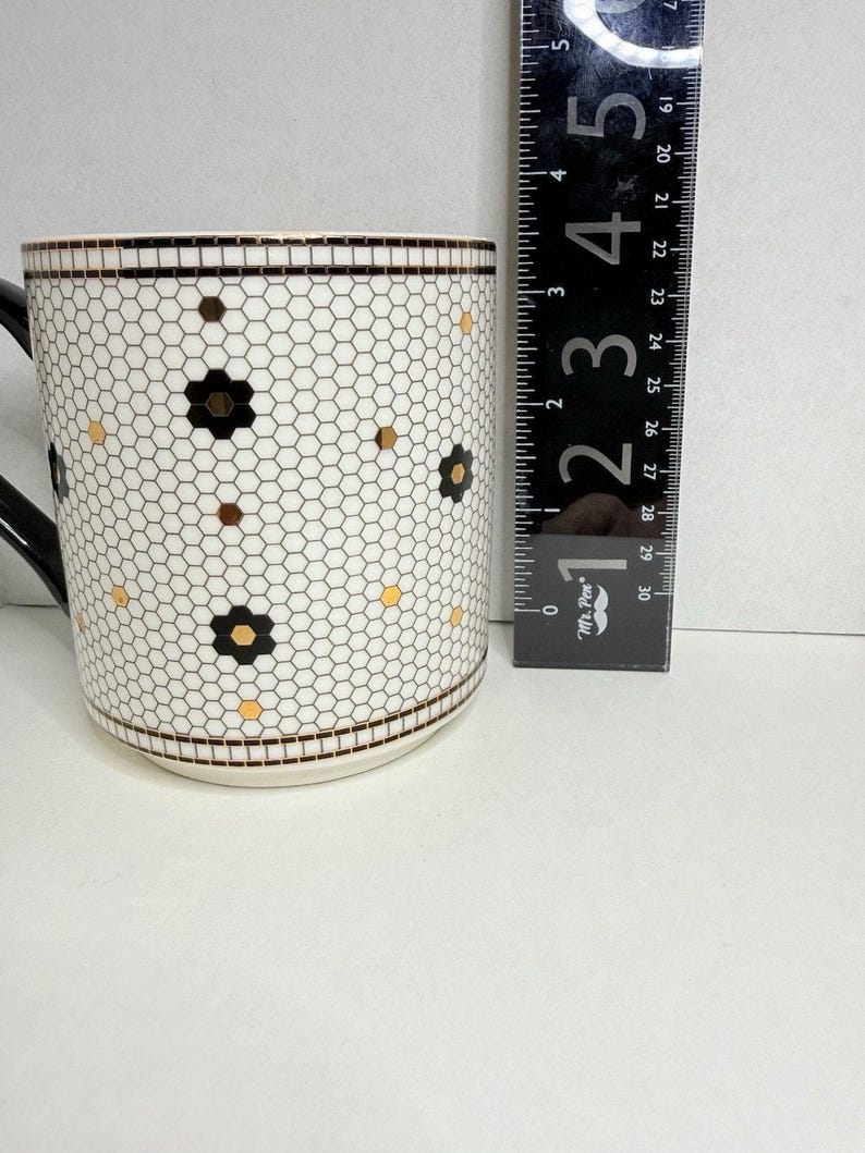 Anthropologie The Bistro Taza de cerámica con monograma de azulejos de panal y baño de oro de 24k imagen 11