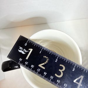 Anthropologie The Bistro Taza de cerámica con monograma de azulejos de panal y baño de oro de 24k imagen 12