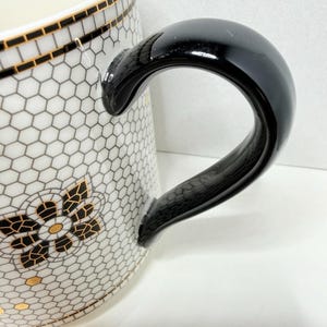 Anthropologie The Bistro Taza de cerámica con monograma de azulejos de panal y baño de oro de 24k imagen 4
