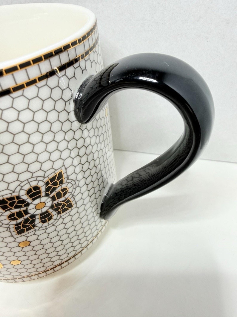 Anthropologie The Bistro Taza de cerámica con monograma de azulejos de panal y baño de oro de 24k imagen 4