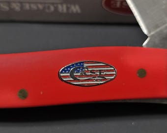 Navaja Case XX 4318 SS Stockman con mango rojo y escudo con la bandera de EE. UU., hoja triple, 2018.