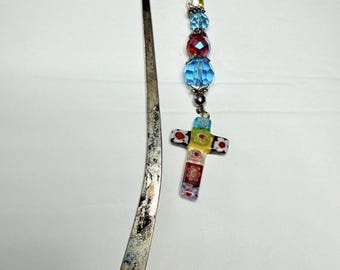 Marcapáginas antiguo de cristal Millifiori multicolor con forma de cruz y gancho de pastor.