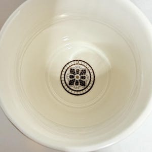Anthropologie The Bistro Taza de cerámica con monograma de azulejos de panal y baño de oro de 24k imagen 2
