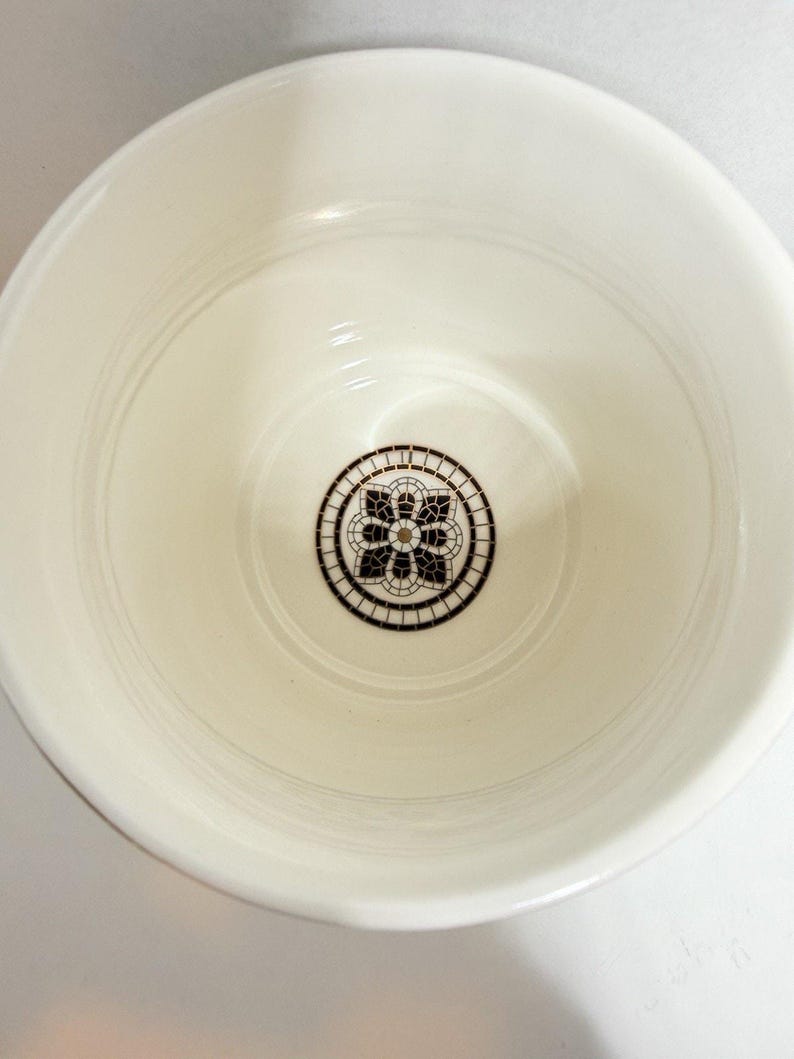 Anthropologie The Bistro Taza de cerámica con monograma de azulejos de panal y baño de oro de 24k imagen 2
