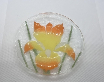 Plato de vidrio fusionado Sydenstricker color naranja y amarillo iris, sin marca.