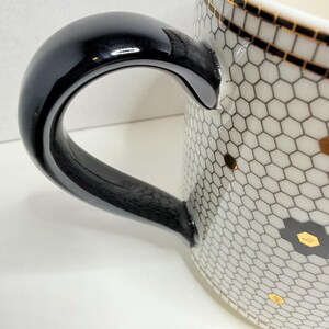 Anthropologie The Bistro Taza de cerámica con monograma de azulejos de panal y baño de oro de 24k imagen 7
