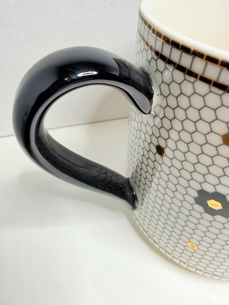 Anthropologie The Bistro Taza de cerámica con monograma de azulejos de panal y baño de oro de 24k imagen 7