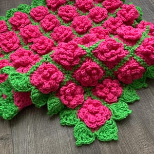 Lush Roses Szydełkowy kocyk dla dziecka, Dziewczęcy kocyk Buddy, Kocyk do otulania, Rekwizyt do zdjęć, Kocyk do wózka, Prezent na baby shower, Uroczy kocyk szydełkowy
