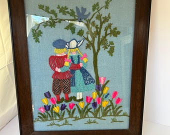 Vintage gerahmte Nadelspitzen-Malerei – romantische Folklore-Szene mit Paar & Tulpen – Cottagecore Wanddeko
