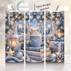 Könnte beinhalten: Ein zylindrischer Becher mit einer Winterszene, bestehend aus einer hellblauen Tasse, gestapelten Büchern, einer Laterne und Geschenken. Das Design zeigt Schneeflocken, Tannenzweige und Kugeln in Blau- und Weißtönen. Text: 9 free designs included.