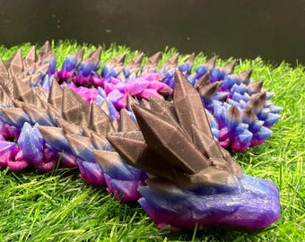 Articulated Crystal Dragon – Dark Fantasy Dragon Sculpture – Iridescent 3D Printed Guardian for Shelves, Desks & Cozy Spaces