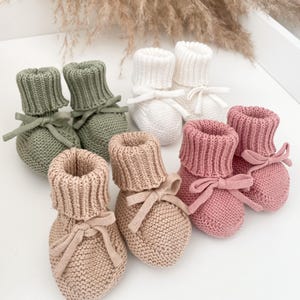 Scarpine per neonati fatte a mano in maglia Scarpine per neonati con fiocco Scarpine in maglia / Regalo per baby shower / Scarpine unisex per neonati / Calzini invernali per neonati Scarpine per neonati