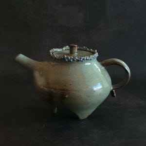 Tetera de cerámica hecha a mano con 1 taza de té / Esmalte de celadón verde salvia / Cerámica coreana con trípode único / Juego de regalo de té artesanal para una persona