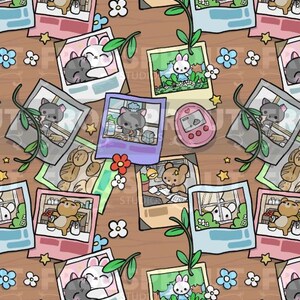 Könnte beinhalten: Ein sich wiederholendes Muster mit cartoonartigen Polaroid-Bildern von Tieren, darunter Bären, Katzen und Kaninchen. Die Bilder sind mit Blumen, Sternen und Zweigen durchsetzt, alles vor einem Holzmaserungshintergrund. Ein rosa Handheld-Digitaltier ist ebenfalls sichtbar.