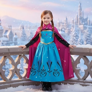 Peut inclure: Une jeune fille porte une robe de princesse bleue et rose avec une ceinture dorée et des manches noires. La robe a un corsage bleu avec une bordure dorée et une jupe bleue avec des motifs floraux noirs et bleus. Elle porte une cape rose et se tient devant un château enneigé.