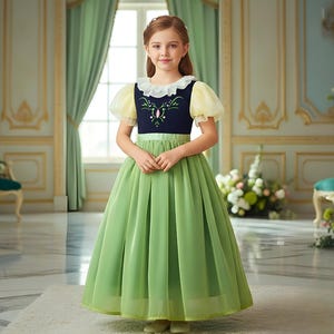 Puede incluir: Un vestido de princesa verde y azul marino con un diseño floral. El vestido presenta una falda verde, un corpiño azul marino con cuello blanco y mangas amarillas. El vestido es adecuado para un disfraz o una ocasión especial.
