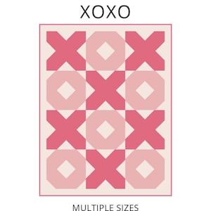Pode incluir: Um padrão de colcha com um design XOXO repetido em tons de rosa e creme. O logotipo da Maple Quilt Co. está no topo, com o texto "XOXO" abaixo. O padrão está disponível em vários tamanhos, incluindo berço, grande lance, solteiro, casal, queen e king.