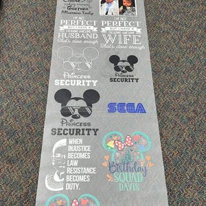 Puede incluir: Una hoja gris con varios gr&aacute;ficos y texto. Se presentan dise&ntilde;os de cabeza de Mickey Mouse con gafas de sol y lazos. El texto incluye "Princess Security", "Birthday Squad Davis" y "Mother of the Bride."