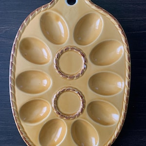 Plato colgante vintage de color amarillo mostaza para huevos rellenos