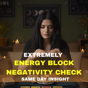 Puede incluir: Una mujer con cabello largo y oscuro está sentada en una mesa con cartas del tarot y una taza de café. La imagen tiene texto que dice "EXTREMELY ENERGY BLOCK NEGATIVITY CHECK SAME DAY INSIGHT". El fondo incluye velas y obras de arte enmarcadas.