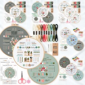 Puede incluir: Kits de bordado DIY con diseños florales y botánicos. Los kits incluyen aros de bordado, hilo, agujas, tijeras e instrucciones. La paleta de colores presenta verdes, rosas y cremas. Ideales para principiantes y bordadores experimentados.