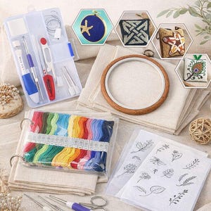 Può includere: Kit completo per principianti di ricamo con vari strumenti, tra cui un organizer trasparente, fili da ricamo multicolore, telai e fogli per il trasferimento di modelli. Il testo recita "Complete Embroidery Starter Kit".
