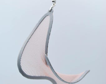 Colgante textil impreso en 3D / Collar escultural, broche o adorno navideño / Joyería moderna y ligera