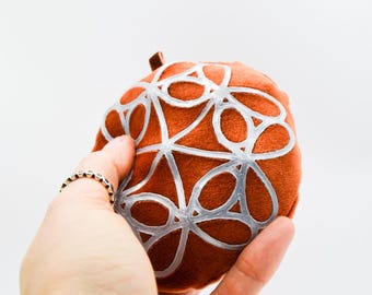 Llavero con abalorio entrelazado para un toque silencioso y antiestrés. Suave y táctil. Impreso en 3D sobre tela.