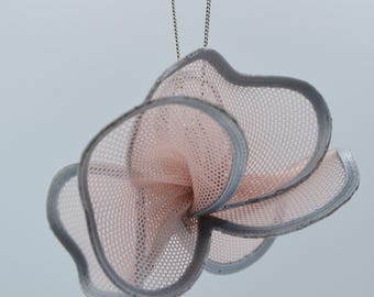 Colgante textil impreso en 3D / Collar escultural, broche o adorno navideño / Joyería moderna y ligera