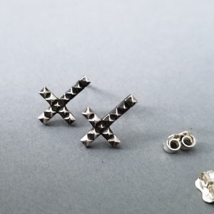 Kleine oorbellen met omgekeerde studs, cultus, religieus, bescherming, hekserij, hekserij, punk, duivel, zondaar, dagelijks, kruisbeeld, motorrijder, klein