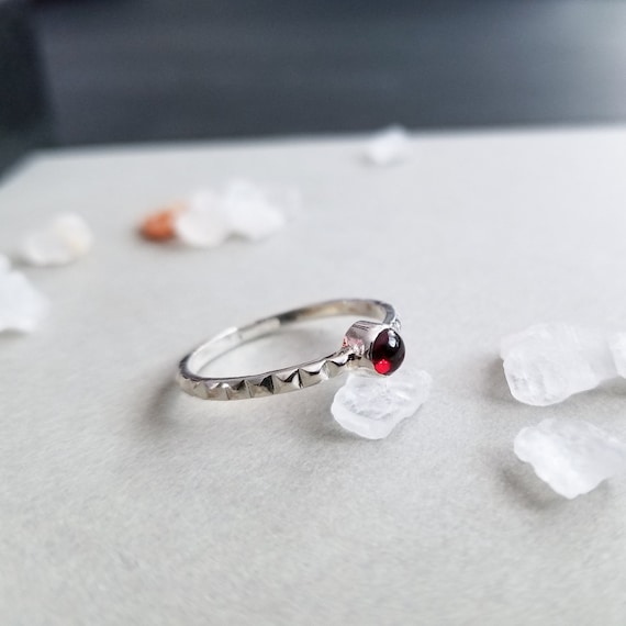 Anillo tachonado de gota de sangre granate anillo de piedras preciosas rojas piedra natal de enero rockero gotico vampiro cabujon delicado apilable dark souls Etsy Espana