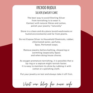Puede incluir: Un gr&aacute;fico rosa y blanco con el texto "INCHOO BIJOUX SILVER JEWELRY CARE" e instrucciones sobre c&oacute;mo cuidar las joyas de plata de ley. El texto incluye consejos sobre c&oacute;mo evitar el deslustre, almacenar y limpiar las joyas de plata.