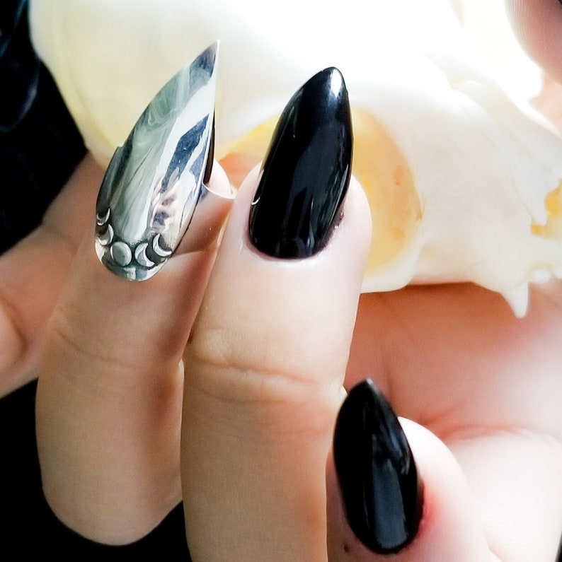 Guitar Pick Coffin Fake Nails Moon Phase Stiletto Claw Ring Vampire Midi BDSM Statement Jewelry Rocker Nail Guard Finger Tip Ring
