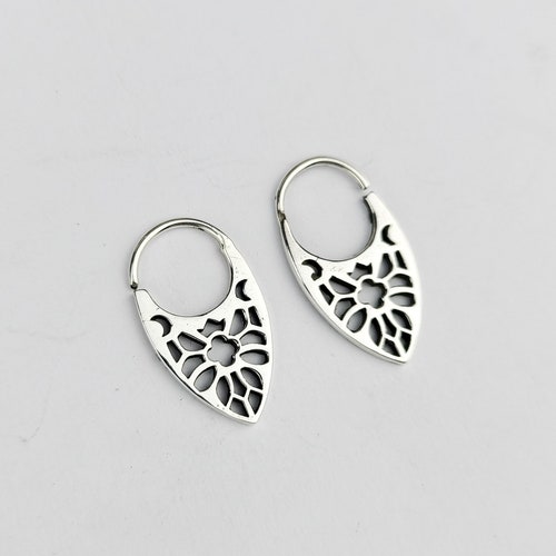 Paire de boucles d'oreilles délicates créoles cathédrale, bijoux de tous les jours, cadeau pour maman, créoles lune, boucles d'oreilles croix, sorcière, vitrail, architecture