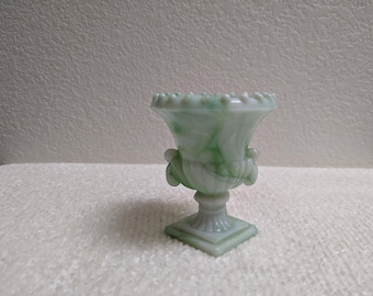 Mini urna portapalillos vintage de vidrio de escoria verde Akro con remolino blanco, años 40