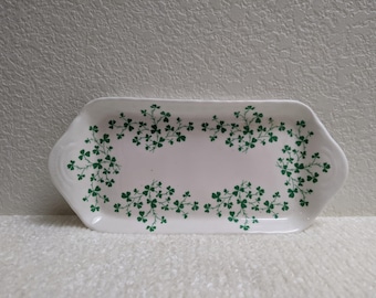 Plato de baratijas vintage de porcelana de hueso con forma de trébol de San Jorge