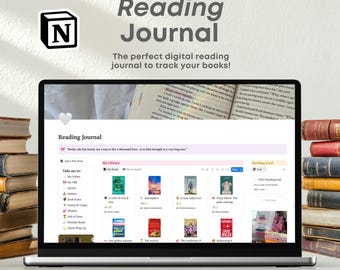 Op de afbeelding: Een laptop toont een digitale leesdagboekinterface met de tekst "Reading Journal". Stapels oude boeken flankeren de laptop. De afbeelding bevat de tekst "NOTION TEMPLATE" en "KOA DIGITAL."
