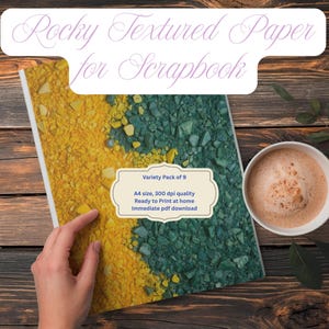 Puede incluir: Un cuaderno con un diseño de textura rocosa en amarillo y verde, con el texto "Rocky Textured Paper for Scrapbook". Una taza de café está al lado del cuaderno. El cuaderno es de tamaño A4 y está listo para imprimir.