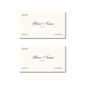 Könnte beinhalten: Zwei cremefarbene Visitenkarten mit schwarzem Text. Die Karten zeigen die Wörter „Your Name“ in eleganter Schrift, darunter „Your Title“. Kontaktinformationen befinden sich unten, einschließlich einer Website, Telefonnummer und E-Mail-Adresse.