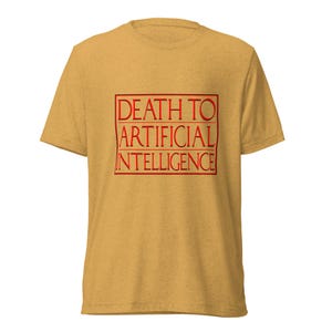Puede incluir: Camiseta de color amarillo mostaza con el texto rojo "DEATH TO ARTIFICIAL INTELLIGENCE" en un marco rectangular. La camiseta de manga corta está hecha de un material suave.