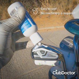 以下が含まれることがあります： 青いラベルと白いキャップが付いたClubDoctorゴルフ用クラブポリッシュの白いプラスチックボトル。銀色のTitleist 300アイアンゴルフクラブに塗布されています。ボトルにはEasy to use! No machinery is required!というテキストと使用方法が記載されています。