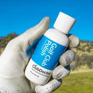 以下が含まれることがあります： 青いラベルが付いたClubDoctorゴルフ用クラブポリッシュの白いプラスチックボトル。ラベルには「Golf Club Polish」、「clubDoctor」、「The #1 Golf Club Care Solution」、「118 ml」という文字が記載されています。ボトルには白いスクリューキャップが付いています。