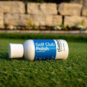 以下が含まれることがあります： 白いスクリューキャップが付いたClubDoctor Golf Club Polishの白いプラスチックボトル。青いラベルには白い文字でGolf Club PolishとClubDoctorと書かれており、ボトルの側面には118mlという容量が印刷されています。