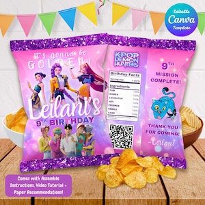 Può includere: Un sacchetto di patatine rosa con una parte superiore e inferiore viola glitterata, con illustrazioni di personaggi anime e la scritta "Leilani's 9th Birthday". La borsa include anche il testo "KPOP DEMON HUNTERS" e "9th Mission Complete!"