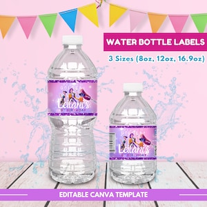 Può includere: Due bottiglie d'acqua trasparenti con etichette personalizzate. Le etichette sono viola con un tema principessa e la scritta "Leilani's 9th Birthday". L'immagine include anche il testo "Water Bottle Labels" e "3 misure (237ml, 355ml, 500ml)".
