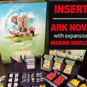 Könnte beinhalten: Ein Brettspielkasten mit dem Titel "ARK NOVA" und der Erweiterung "MARINE WORLDS". Die Box zeigt eine Illustration verschiedener Tiere. Spielkomponenten, darunter Karten, Spielsteine und Würfel, sind in Tabletts angeordnet. Der Text "INSERT" ist ebenfalls sichtbar.
