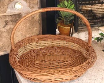 Cesta de mimbre tejida a mano, cesta de madera.