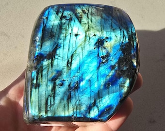 Labradorita grande de forma libre de 649 g • Cristal de Madagascar • Piedra preciosa de destello azul intenso • Mineral de exhibición