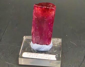 Gran cristal de turmalina rubelita • Ejemplar rojo brasileño (64 quilates)
